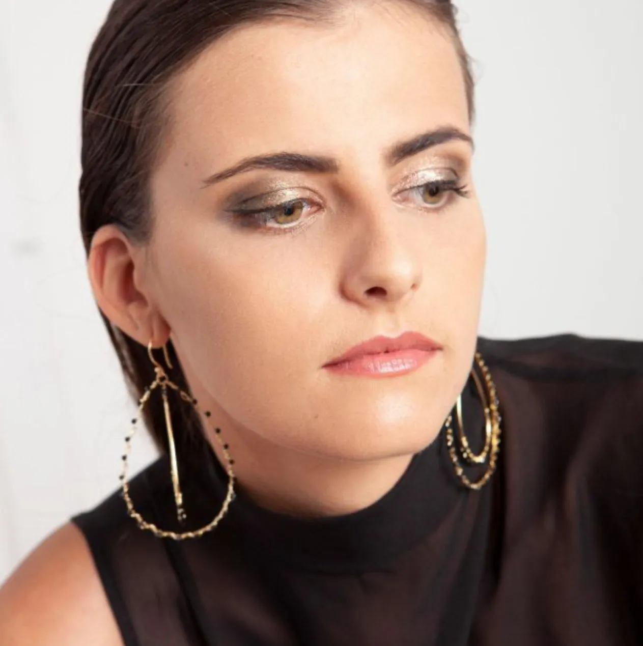 Raquel Welche 126 Onyx Drops in Gold